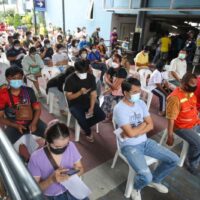 Die Menschen warten darauf, am Donnerstag (26. August) im Pattaya City Hospital in der Strandstadt Pattaya im Bezirk Bang Lamung in der Provinz Chon Buri einen Covid-19 Impfstoff zu erhalten