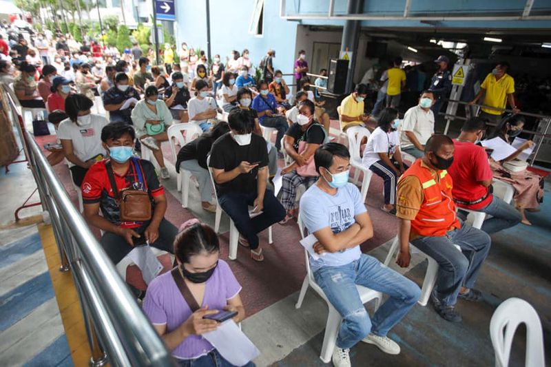 Die Menschen warten darauf, am Donnerstag (26. August) im Pattaya City Hospital in der Strandstadt Pattaya im Bezirk Bang Lamung in der Provinz Chon Buri einen Covid-19 Impfstoff zu erhalten