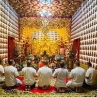 Die sieben Mönche, die am Sonntagabend beim Feiern in einem Tempel im Bezirk Muang, Chiang Mai, erwischt wurden
