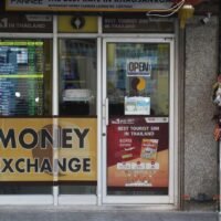 Die Exporte sehen einen Anstieg, wenn der Baht weiter sinkt