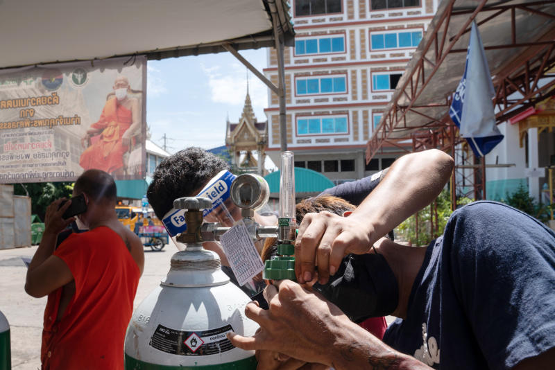 Freiwillige bereiten eine Sauerstoffflasche für einen Covid-19-Patienten vor