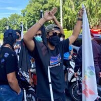 Pai Daodin gibt auf, um sich der Anklage wegen Verunstaltung der Polizeistation zu verantworten