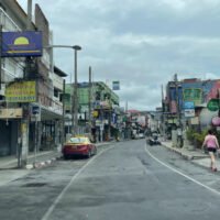 Tausende Touristen verlassen Phuket in andere Provinzen