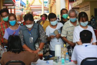 Die Thais verfolgen die Covid-19 Infektionen und die Todesfälle im Land