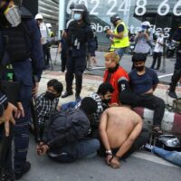 Polizei verhaftet mindestens 35 Demonstranten wegen Zusammenstößen in Din Daeng