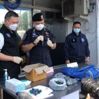 Polizei beschlagnahmt Ping-Pong Bomben bei Razzien in Bangkok