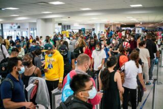Reisende warten vor den Feiertagen am 4. Juli am Newark Liberty International Airport in Newark, New Jersey, am 2. Juli 2021 in der Schlange für den Einwanderungsprozess.