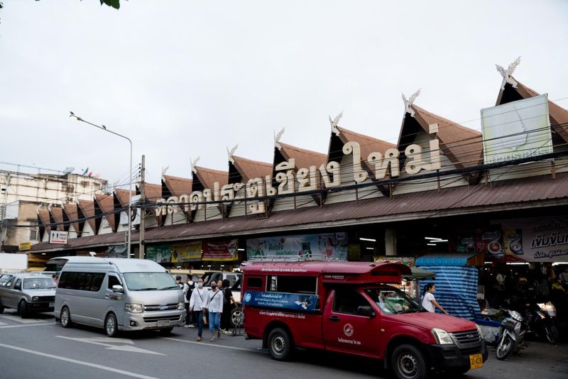"Rod daeng" bedeutet roter LKW, ein beliebtes lokales Transportmittel in Chiang Mai, erwartet die Passagiere auf dem Markt am Chiang Mai Gate