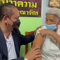 Somwang Jukul (rechts) zeigt in einem Video mit ihrem Sohn Boonsong einen Arm,