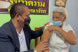 Somwang Jukul (rechts) zeigt in einem Video mit ihrem Sohn Boonsong einen Arm,