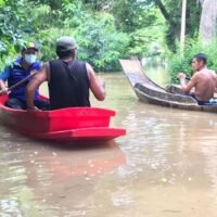Anwohner und Beamte benutzen Boote, um am Mittwoch den überfluteten Bezirk Bang Ban von Ayutthaya zu umgehen