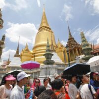 Besucher werden im Großen Palast gesehen. Thailand bereitet sich darauf vor, weitere Städte für Touristen zu öffnen