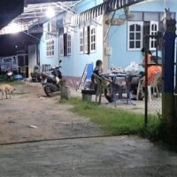 Das Haus, in dem Lonlada Thanitsawong früher von einer verirrten Kugel getroffen wurde, als sie am Donnerstagabend im Bezirk Khong, Nakhon Ratchasima, moo krata -Schweinegrill aß.