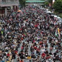 Tausende Demonstranten kehren nach Ratchaprasong zurück