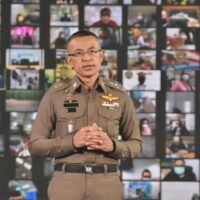 Der nationale Polizeichef Suwat Jangyodsuk betont während einer Pressekonferenz die Bedeutung der Kombination von Technologie und menschenzentrierten Ansätzen zur Eindämmung der Straßenkriminalität im Rahmen des Smart Safety Zone 4.0 Projekts. (Foto der Royal Thai Police)