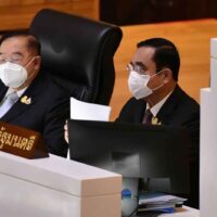 Der stellvertretende Premierminister Prawit Wongsuwon (links) und Premierminister Prayuth Chan o-cha sitzen während der jüngsten Misstrauensdebatte im Parlament Seite an Seite