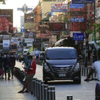 Die Khao San Road, ein beliebtes Touristengebiet von Bangkok, hat nach der Lockerung der Sperrbeschränkungen durch die CCSA im September einen Anstieg der lokalen Touristen verzeichnet