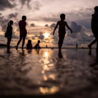 Die Menschen genießen am Sonntag an einem Strand, wenn Phuket für Ausländer, die vollständig gegen die Coronavirus-Krankheit geimpft sind, öffnet, um die Ferieninsel zu besuchen.