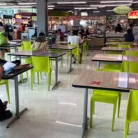 Die Menschen sind froh, nachdem die Einkaufszentren und die Restaurants wiedereröffnet wurden