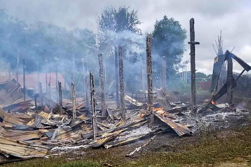 Die Überreste verbrannter Häuser sind am Samstag im Dorf Namg Kar in der Gemeinde Gangaw in der Region Magwe zu sehen
