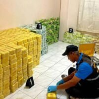 Ein Beamter des Narcotics Suppression Bureau untersucht nach einer Razzia in einem Haus im Bezirk Bang Pa-in von Ayutthaya am Freitagabend eine Packung Speed-Pillen