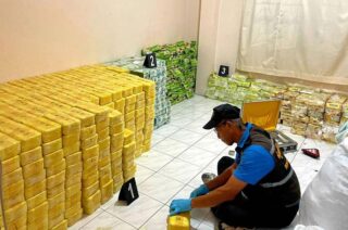 Ein Beamter des Narcotics Suppression Bureau untersucht nach einer Razzia in einem Haus im Bezirk Bang Pa-in von Ayutthaya am Freitagabend eine Packung Speed-Pillen