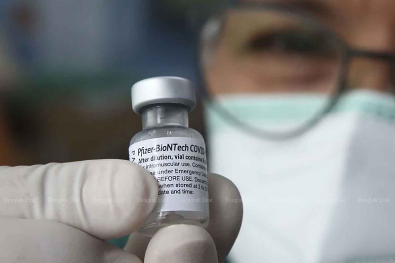 Ein Gesundheitspersonal hält am 2. September eine Durchstechflasche mit Covid-Impfstoff von Pfizer an einer Impfstation in Pathum Thani.