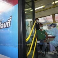 Ein Mann erhält am Mittwoch in einer mobilen BKK Impfeinheit der Bangkok Metropolitan Administration (BMA) einen Covid-19 Impfstoff