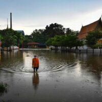 Ein Mann watet am Dienstag vor einem buddhistischen Tempel in der Provinz Ayutthaya durch Hochwasser. Der Tropensturm Dianmu hat in 30 Provinzen des Landes Überschwemmungen verursacht