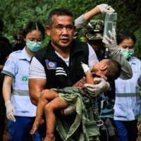 Drei Personen wurden im Zusammenhang mit dem Verschwinden eines Kleinkindes zur Vernehmung festgenommen