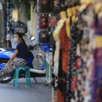 Ein Verkäufer wartet auf Kunden in einem Geschäft an der leeren Khaosan Road, einst ein Mekka für Rucksacktouristen, die Bangkok besuchen