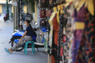 Ein Verkäufer wartet auf Kunden in einem Geschäft an der leeren Khaosan Road, einst ein Mekka für Rucksacktouristen, die Bangkok besuchen