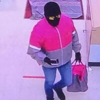 Ein als Lieferfahrer verkleideter Polizist raubt ein Goldgeschäft aus