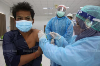 Ein medizinischer Mitarbeiter verabreicht am Donnerstag einem Wanderarbeiter in einem Impfzentrum der Prince of Songkla University, Pattani Campus, in Pattani eine zweite Dosis des Sinovac-Impfstoffs gegen das Covid-19-Coronavirus. (AFP-Foto)