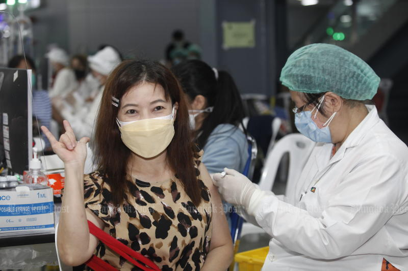 Eine Frau erhält am Freitag in einem Impfzentrum in der Bang Sue Grand Station eine Auffrischimpfung