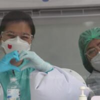 Eine medizinische Mitarbeiterin macht ein Herzzeichen, um der thailändischen Öffentlichkeit im Kampf gegen die Covid-19 Pandemie moralische Unterstützung zu geben