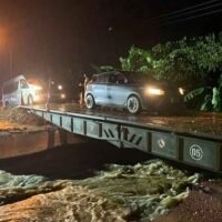Eine provisorische Stahlbrücke über einem ausgewaschenen Teil des Highway 2722 in der Provinz Phetchabun ermöglicht die Durchfahrt kleiner Fahrzeuge