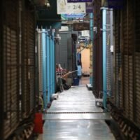 Eine verlassene Gasse auf dem Chatuchak-Wochenendmarkt, auf der mehrere Geschäfte aufgrund des jüngsten Ausbruchs von Covid-19 geschlossen bleiben