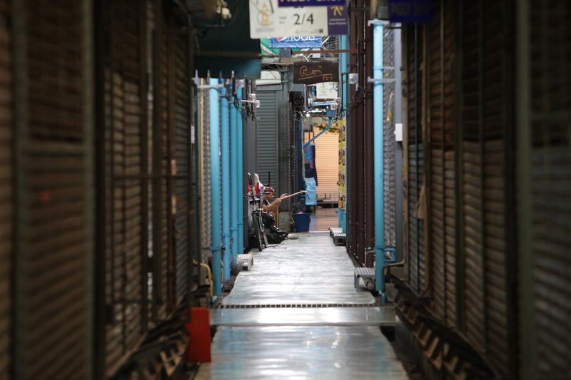 Eine verlassene Gasse auf dem Chatuchak-Wochenendmarkt, auf der mehrere Geschäfte aufgrund des jüngsten Ausbruchs von Covid-19 geschlossen bleiben