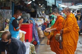 Fast alle Einwohner in der Hauptstadt Bangkok tragen jetzt ihre Gesichtsmasken ordnungsgemäß