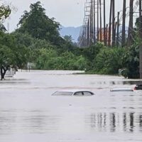 Im Bezirk Wichien in Phetchabun, dem am stärksten von der tropischen Depression Dianmu betroffenen Gebiet, bleiben am Sonntag (26. September) viele Autos durch Überschwemmungen unter Wasser