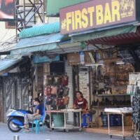 In der Khao San Road herrscht eine düstere Atmosphäre, da einige Geschäfte wieder geöffnet haben, während einige Geschäfte aufgrund des Mangels an ausländischen Touristen