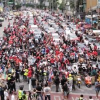 Mehr als 1.000 Autos, Motorräder und andere Fahrzeuge starten bei starkem Regen von der Asoke-Kreuzung