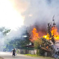 Menschen versuchen, ein Feuer zu löschen, während Häuser im Dorf Namg Kar in der Gemeinde Gangaw in der Region Magwe am Samstag brennen,