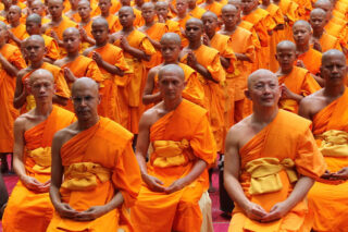 Mönche stehen wegen ihrer unorthodoxen Predigtmethoden in einem Livestream in der Kritik
