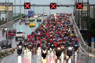 Motorradfahrer führen am Sonntag eine Automob Kundgebung in Bangkok von der Phra Pinklao Bridge zum Endziel am Democracy Monument an.