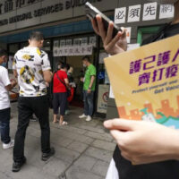 Die Gewerkschaften in Hongkong mahnen zur Vorsicht, da Catering Unternehmen die Mitarbeiter dazu auffordern, Covid-19 Impfungen zu bekommen