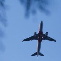 Tausende Passagiere fliegen nach der Aufhebung der Beschränkungen