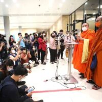 Drama um die kichernde Live Stream Chatshow der Mönche beigelegt
