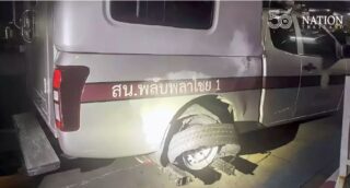 Polizei erklärt, warum ein Polizeiauto einen Demonstranten in Din Daeng überfahren hat.